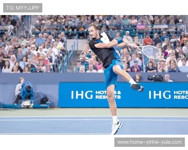 网球赛场精彩瞬间回顾顶尖球员激烈对决分析