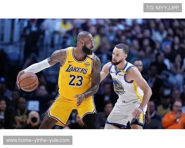 詹姆斯关键三分助队逆转掀起季后赛新一轮激烈对决